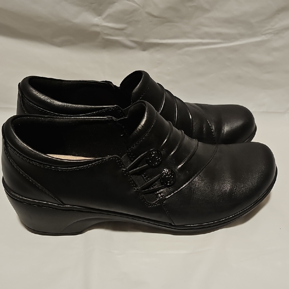 Clarks Women's Black Leather Flats with Button Detail - Picture 3 of 7